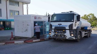 Duraklarda temizlik ve yıkama çalışması yapıldı