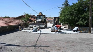 Dutluca Mahallesinde kilit taş yol çalışması devam ediyor
