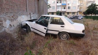 Duvara çarpan otomobilin sürücüsü kayıplara karıştı