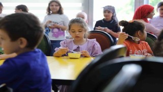 Düzce Belediyesi çocuk üniversitesinden aşure etkinliği