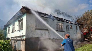 Düzcede çıkan yangında tek katlı ev kullanılamaz hale geldi