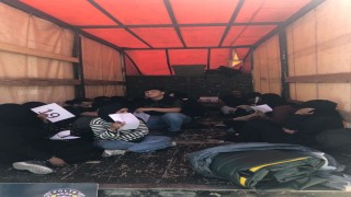 Edirnede kapalı kasa kamyonette 20 düzensiz göçmen yakalandı