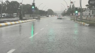 Edirnede sağanak yağış yolları göle çevirdi