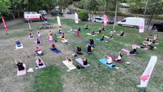 Efelerde açık hava yoga etkinliği yoğun ilgi gördü