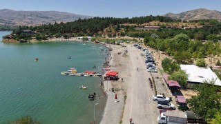 Ege ve Akdeniz sahillerini aratmayan görüntüler: Doğunun saklı denizi tatilcilerin akınına uğradı