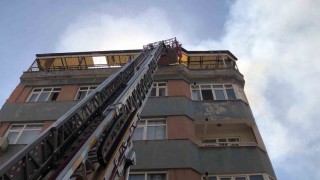 Elazığda 5 katlı binanın çatısında yangın: 1 kişi dumandan etkilendi