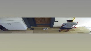 Elazığda bir şahıs, bina içerisindeki çöp kovasına idrarını yaptı