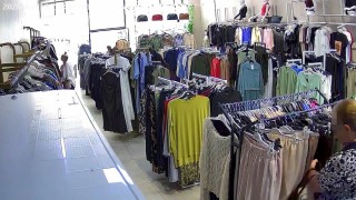 Elazığda mağazadan hırsızlık anı kamerada