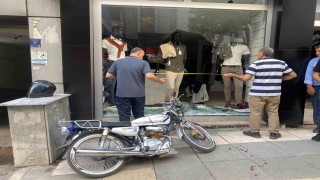Elazığda otomobille çarpışan motosiklet mağazaya girdi: 1 yaralı