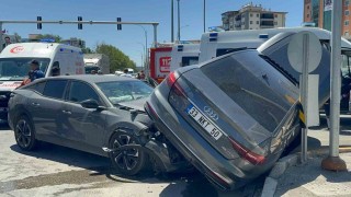 Elazığda otomobiller çarpıştı: 5 yaralı