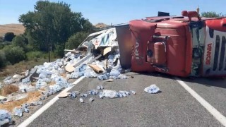 Elazığda su yüklü tır yan yattı: 1 yaralı