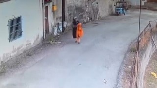 Elektrik direğindeki yatak örtüsünü alıp gitti