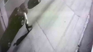 Elini öptüğü yaşlı adamın 2 milyon liralık altınını çalan dolandırıcı başka bir vurgunun parasıyla yakalandı