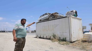 Emanet bizde namustur diyen esnaf, arkadaşının Torosunu hırsızlardan koruyabilmek için forkliftle konteynerin üzerine koydu