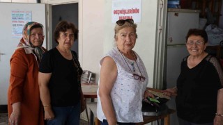 Emekli kadınlar gözleme satarak üniversitelilere destek oluyor
