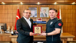 Emekliye ayrılan polis memuruna veda plaketi