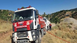 Emette ahır ve samanlık yangını: 2 büyükbaş hayvan telef oldu, 400 balya saman yandı