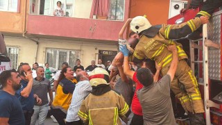 Engelli çocuk itfaiye ekiplerince yangından kurtarıldı
