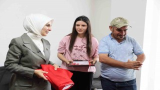 Engelli kardeşlerine ömrünü adayan Çileme ev tapusu teslim edildi