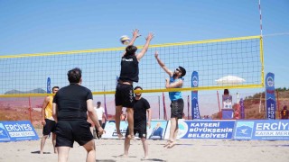 Erciyeste 2 bin 200 metrede plaj voleybolu heyecanı yaşandı
