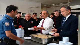 Erol personele aşure dağıttı