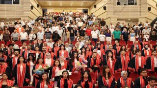 ERÜ Edebiyat Fakültesinde 450 öğrenci mezun oldu