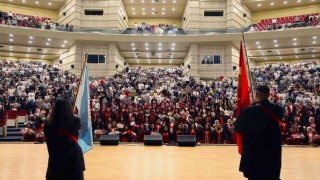 ERÜ Eğitim Fakültesi yeni mezunlarını verdi