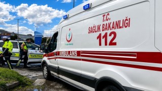 Erzincan-Erzurum karayolunda minibüs devrildi, 15 kişi yaralandı