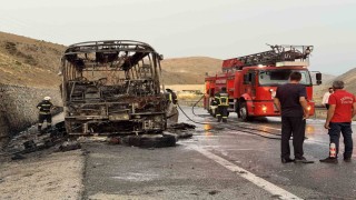 Erzincan-Sivas yolunda yolcu otobüsü alevlere teslim oldu