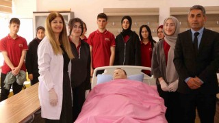 Erzincanda meslek lisesi sağlık sektörüne bakım personeli yetiştiriyor