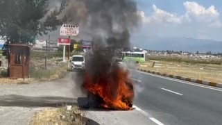 Erzincanda otomobil küle döndü! Sürücünün sigaralı müdahalesi dikkat çekti