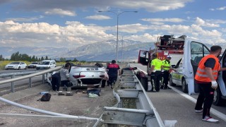 Erzincanda ters dönen otomobilin sürücüsü kazayı yara almadan atlattı