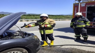 Erzin'de otomobilin motorundan alevler yükseldi