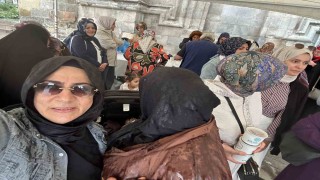 Erzurum Kent Konseyi Kadın Meclisinden Çifte Minareli Medrese önünde aşure ikramı