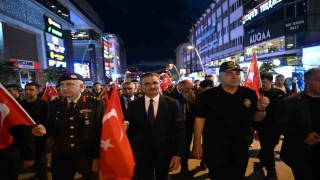 Erzurumda 107. yıllık coşku fener alayı ile renklendi