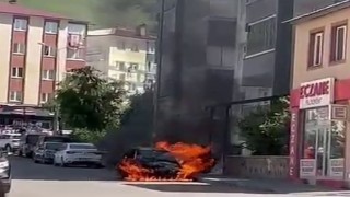 Erzurumda otomobil alev topuna döndü