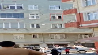 Esenlerde 3üncü katın evin penceresinde yürüyen bebek yürekleri ağza getirdi