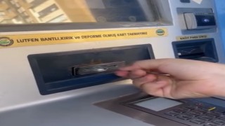 Eskişehir Büyükşehir Belediyesine ait otomattan kartını ancak cımbızla alabildi