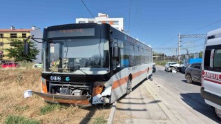 Eskişehirde 2 belediye aracının çarptığı otomobildeki 2 kişi yaralandı