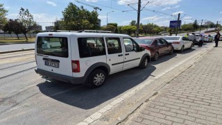 Eskişehir'de 3 aracın karıştığı zincirleme trafik kazası ucuz atlatıldı