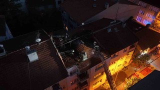 Eskişehirde 4 katlı binanın çatısında yangın çıktı: Dumandan etkilenenler var
