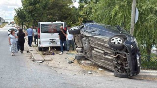 Eskişehirde dolmuşun çarptığı otomobil yan yattı: 8 yaralı
