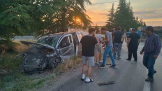Eskişehirde hafif ticari araç ile traktör çarpıştı: 2 yaralı