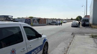 Eskişehirde iki sokağın kesişiminde otomobil ile kamyonet çarpıştı