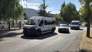 Eskişehirde işçi servisi ile otomobil çarpıştı: 11 yaralı