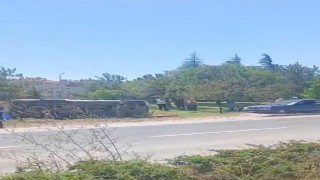 Eskişehirde otomobil yol kenarına devrildi