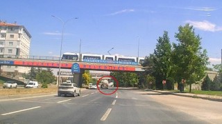 Eskişehirde tankerin lastiğinin bomba gibi patladığı anlar kamerada