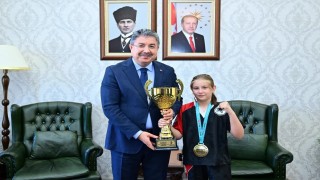 Eskişehirin gururu Asel Özdalgın, Vali Erdinç Yılmazı ziyaret etti