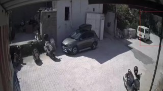Evin avlusundaki ağaç kamyonetin üzerine devrildi