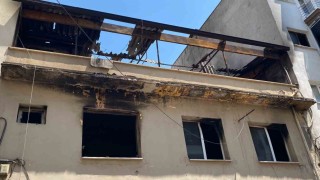Evini ateşe verdi, alevler geceyi aydınlattı